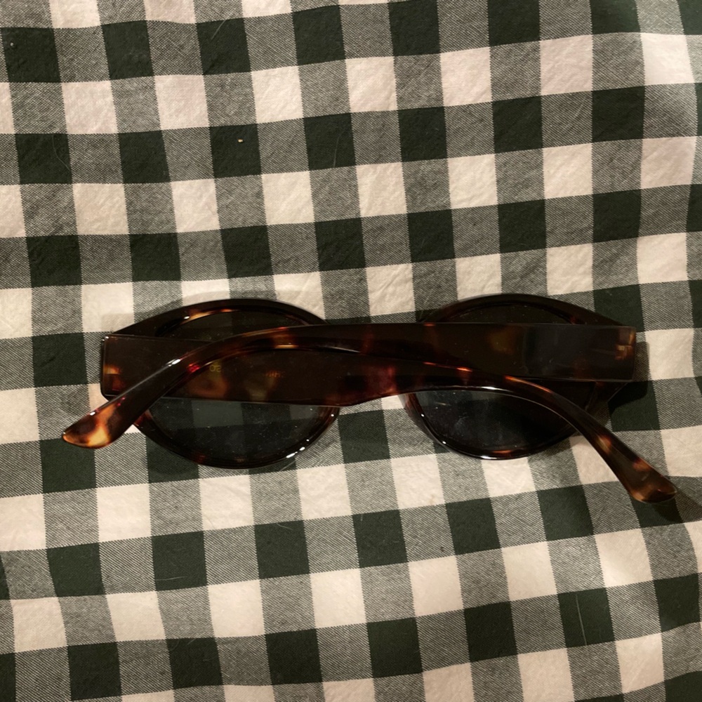 Tortoise Shell Oval Sunglasses - Picture 5 of 5